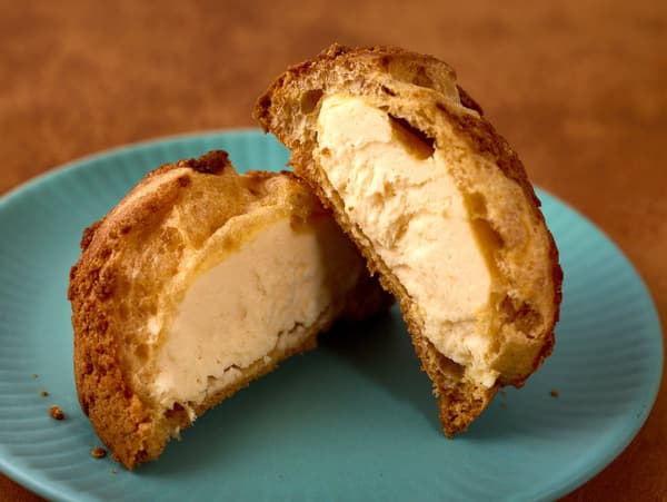 Creating snow lanterns with children