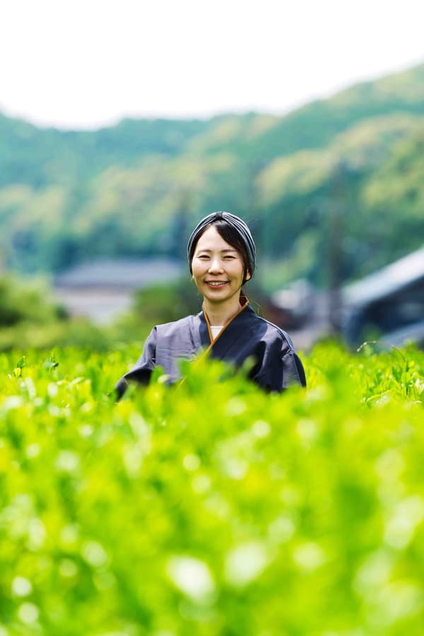茶農石塚沙耶香，一位擁有約1,900名Instagram粉絲的兩個孩子的母親
