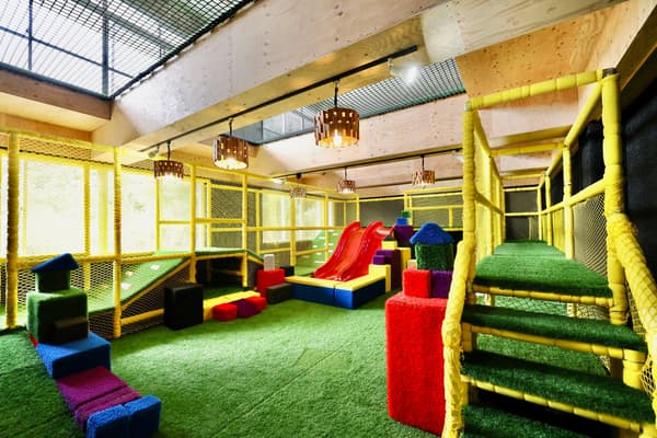 Zona de juegos interior con piscina de bolas y equipamiento