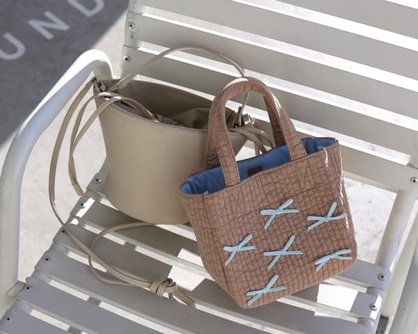 (Left) AYAKO Pottery Bag ¥33,000, (Right) Gypsohila Lunch Bag ¥10,230