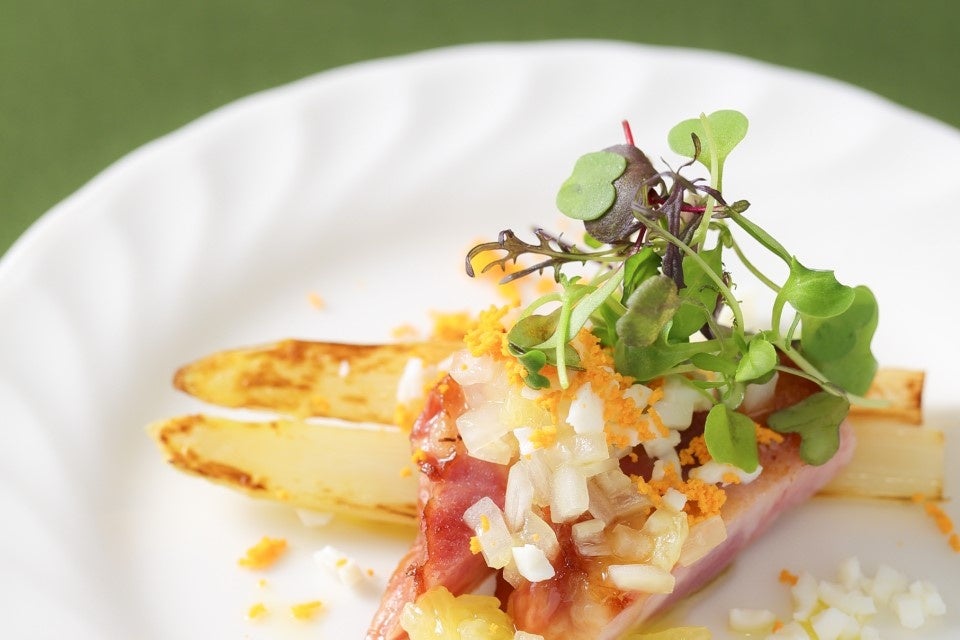 เทปันยากิหน่อไม้ฝรั่งขาวและเบคอน Kunchama ราดซอส Ravigote