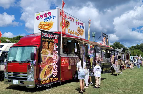 축제에 있는 푸드 트럭과 상점