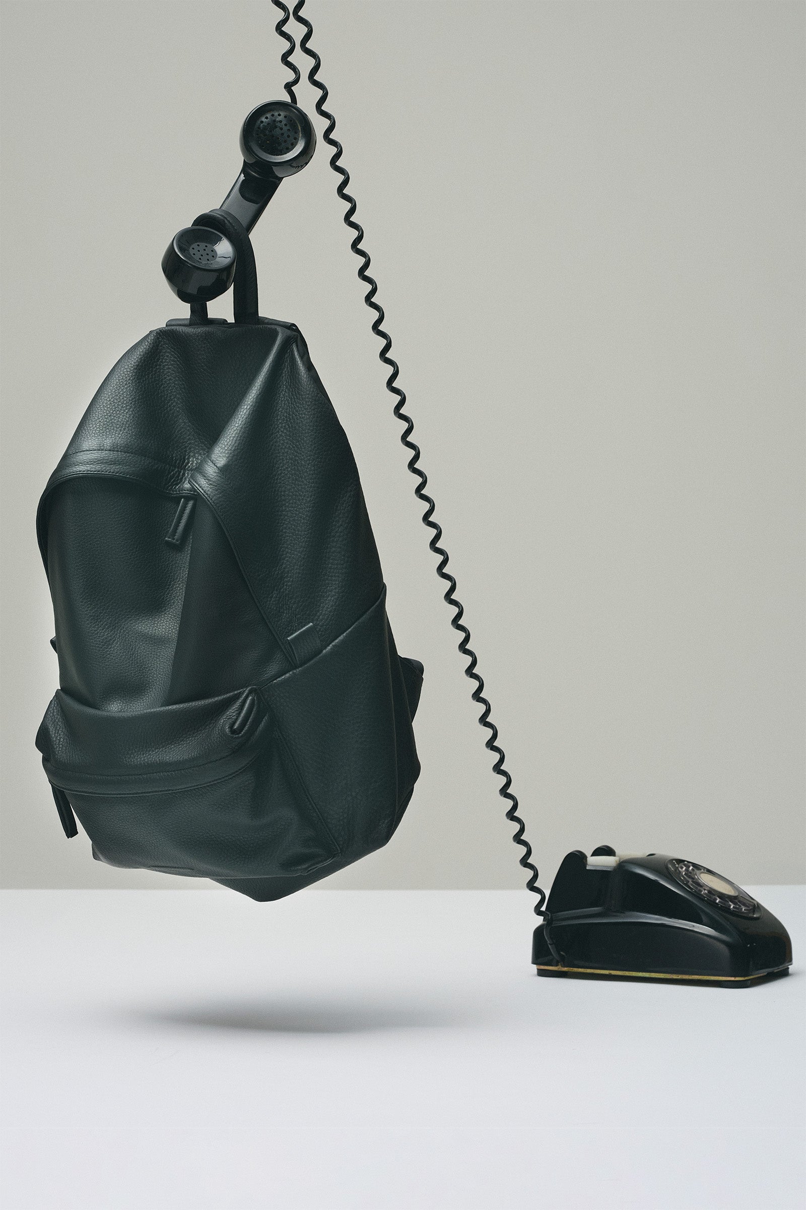 กระเป๋าเป้หนังสีดำ