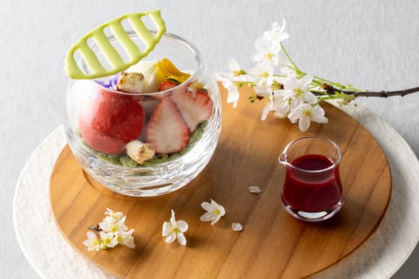 甜点“草莓棉花糖芭菲”，淋上浆果酱