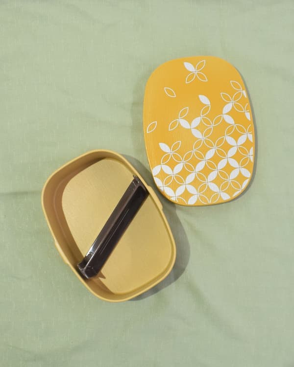 Includes diagonal divider