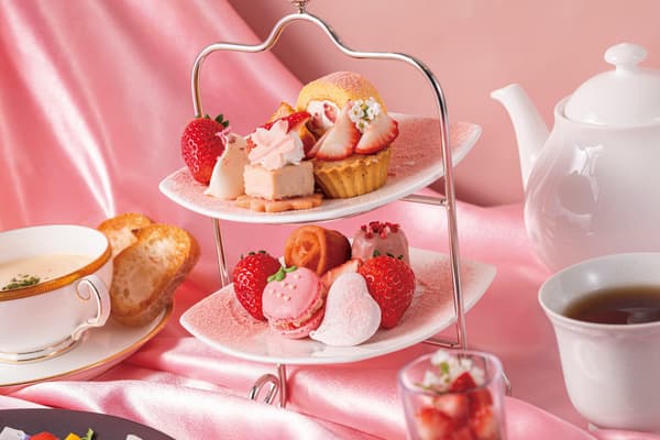 迷你甜点，带有草莓和樱花的香气