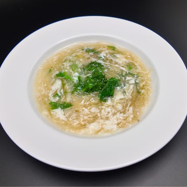 优雅的鱼翅搭配略带苦味的油菜花——一道带有精致风味的时令美味