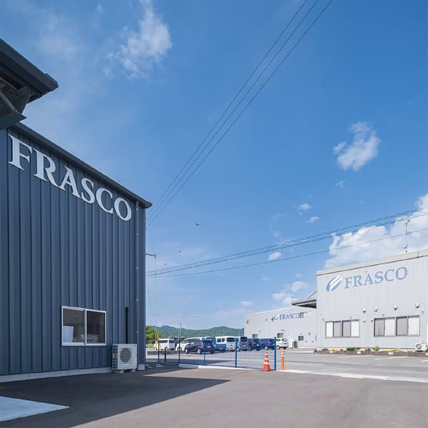 公司大楼，背景是石鎚山山脉