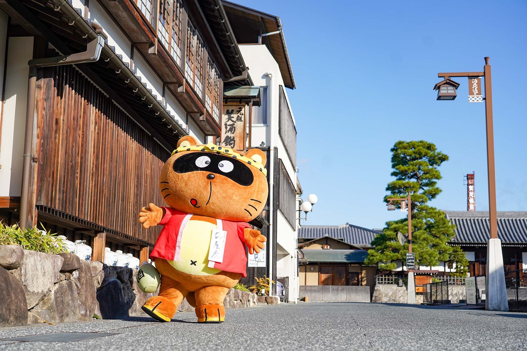Nonta Walking Along Saijo Sake Brewery Street