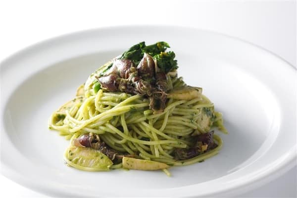 富山螢烏賊與油菜花春季義大利麵 ¥3,500（不含服務費）— 全日餐廳「SATSUKI」