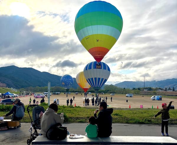 Enjoying breakfast while viewing hot air balloons