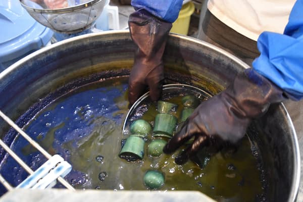 El líquido de teñido está hecho de hojas de índigo fermentadas, sumergidas repetidamente para construir un color profundo a través del teñido en capas