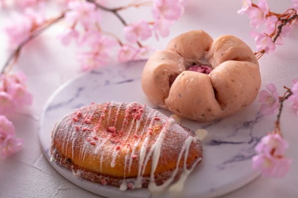 사쿠라 앙팡 (오른쪽) 및 사쿠라 크림빵 (왼쪽)