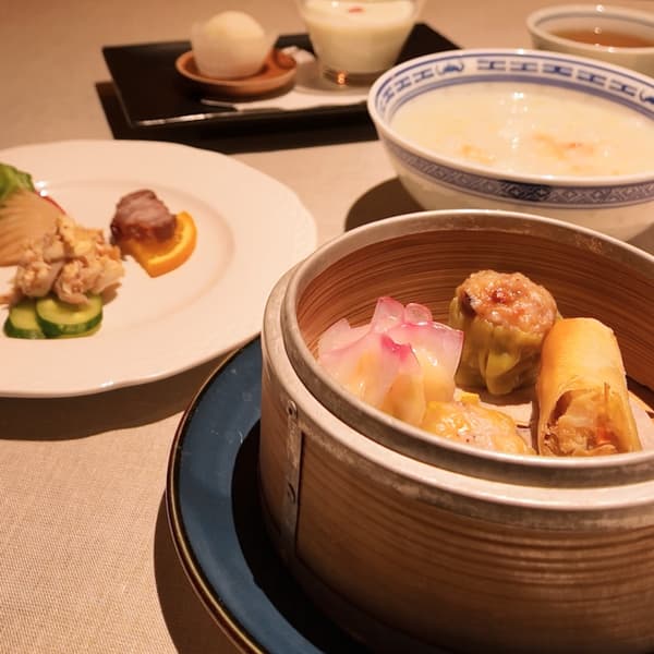 Un colorido surtido de cuatro variedades de dim sum. El aroma y la textura humeantes hacen de esta una atracción principal del brunch que abre el apetito.