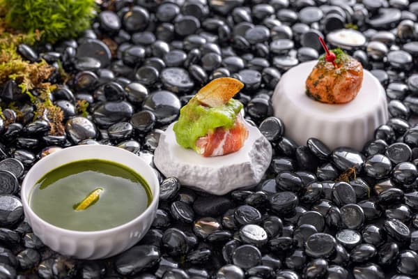 애피타이저: 말차 앙카케 해산물 차완무시, 아게 니자가 프로슈토, 가와리아게 문어