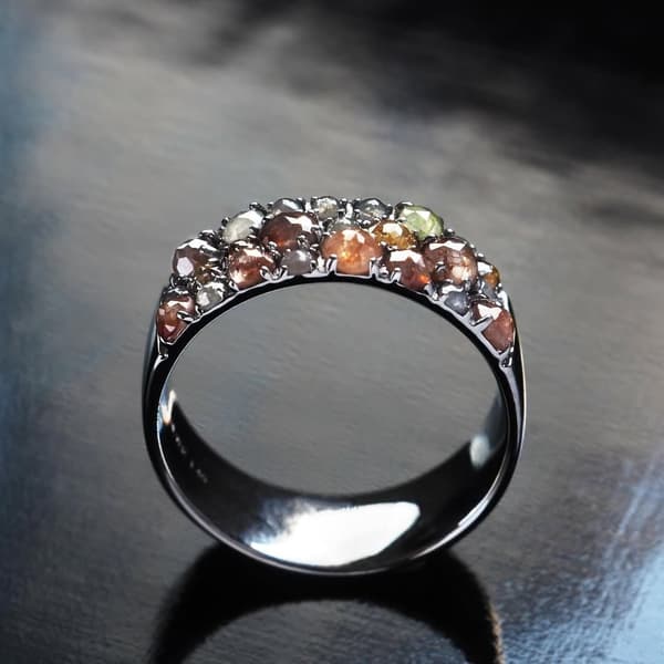 Palette rings with black plating for enhanced depth