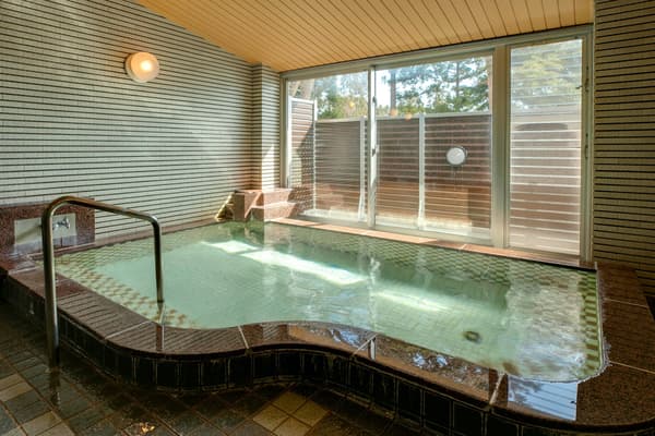 อ่างอาบน้ำขนาดใหญ่ที่มีแสงธรรมชาติส่องเข้ามาจากหน้าต่างบานใหญ่ แช่ตัวในอ่างอาบน้ำและผ่อนคลายจากการเดินทางของคุณ