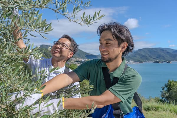 Shodoshima Healthy Land Co., Ltd. Executive Vice President Tadakatsu Yagyu (right in photo)