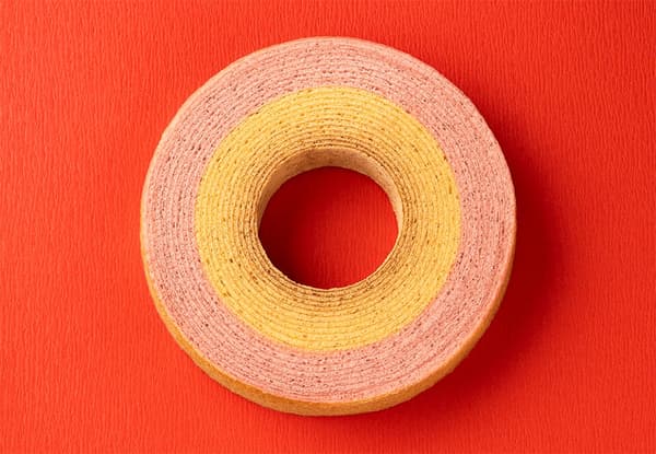 Anillos de baumkuchen rojo y blanco