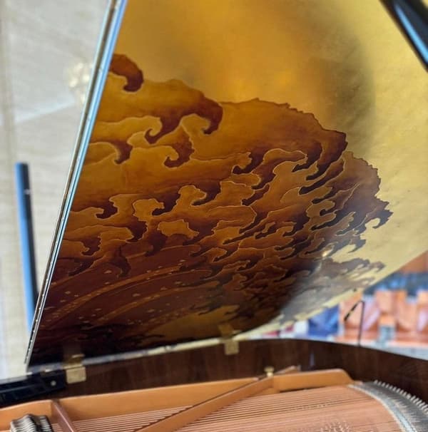 เปียโน Enshu ที่ผลิตในญี่ปุ่น ตกแต่งด้วยเครื่องเขินมาคิเอะแบบญี่ปุ่นดั้งเดิม