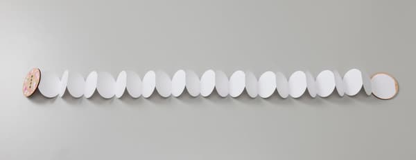 완전히 펼쳐진 아코디언 페이지 — 한 면당 24페이지, 총 48페이지, 약 2.5미터 길이