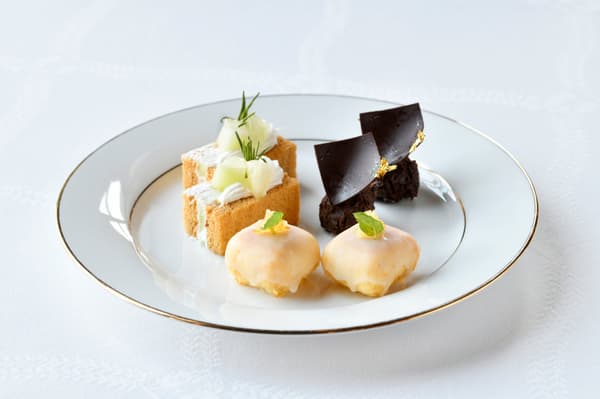 Early Summer Phoenix Afternoon Tea – Middle Tier (Sweets)