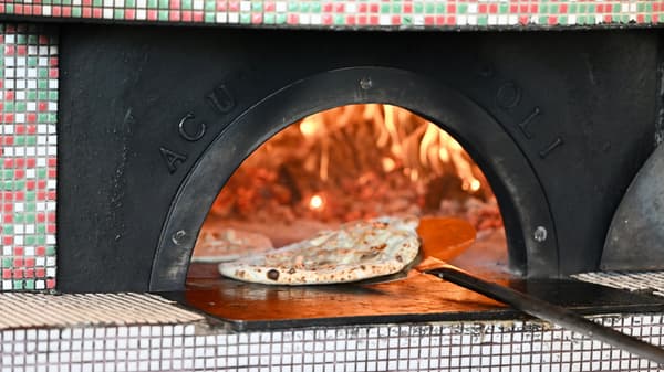 温暖的木制外观就像森林中的一个小工作室，让您想停下来。在工厂烤制的披萨带有淡淡的奶酪香气，一口咬下去，幸福感融化。