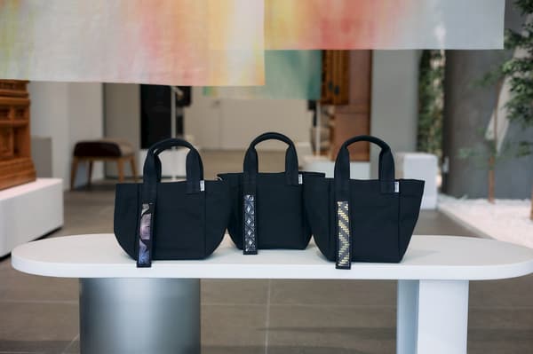 Bolso NABIKI que muestra el tejido tradicional Hakata Ori