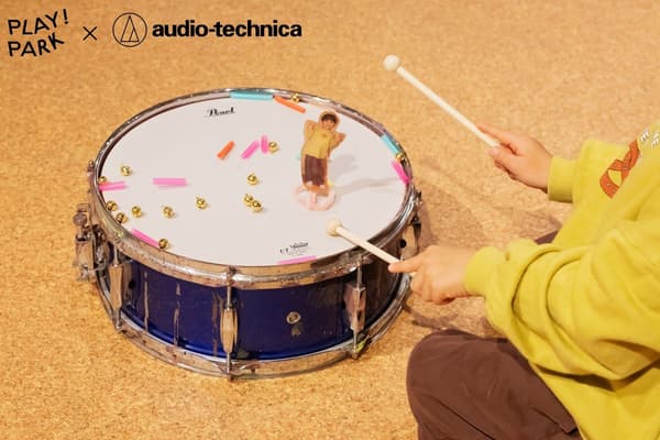 Bebé jugando en el equipo de disco giratorio para bebés