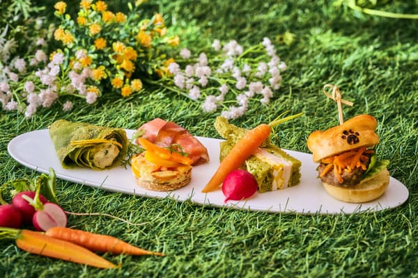 Tingkat teh sore dengan makanan manis dan gurih