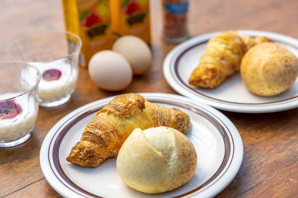 新鲜出炉的面包早餐