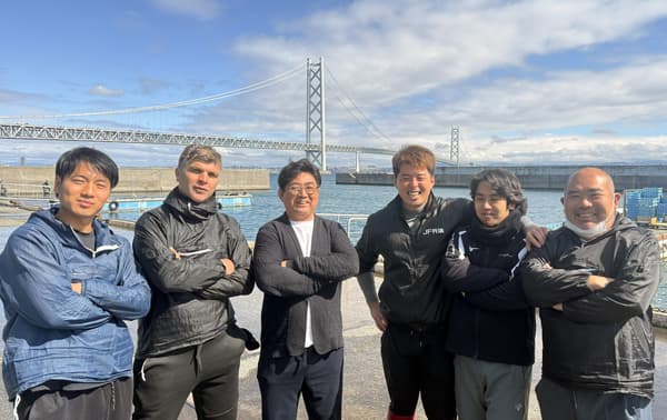 Miembros de la Cooperativa Pesquera de Iwaya y Ryoji Yasui (tercero desde la izquierda) en el puerto de Iwaya