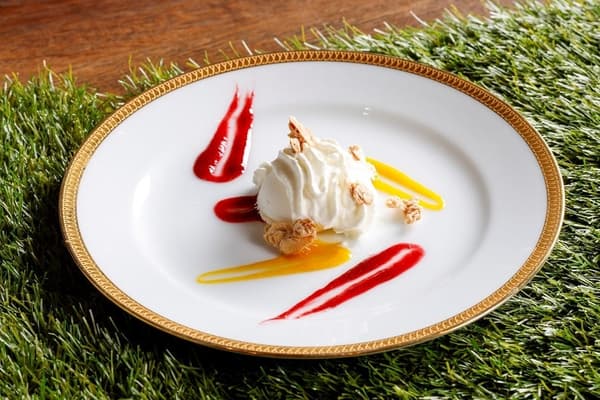 Mousse yang dibuat dengan yogurt dari “Fuukei” de-de-popo, Tokachi, Hokkaido, disajikan dengan saus beri Hokkaido dan almond crocant (Hanya makan malam)