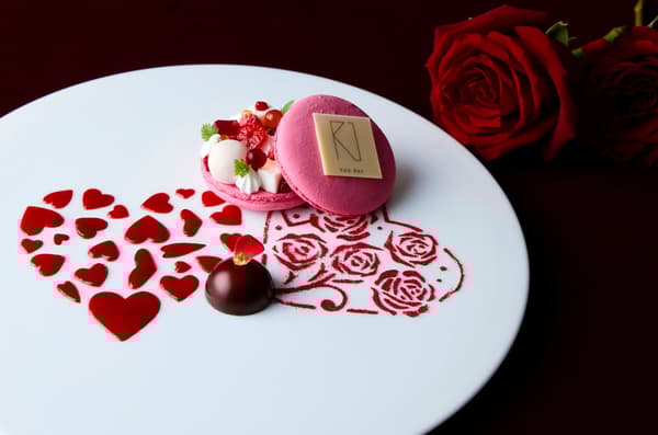 情人节限量甜点，以玫瑰和心形为特色，象征着爱