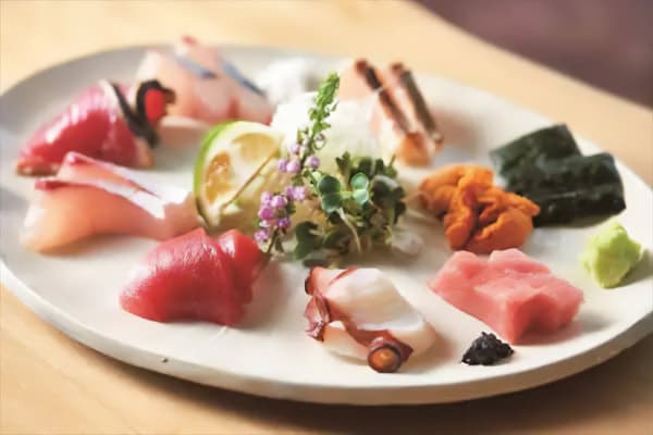 구루메 시장에서 레스토랑 자체 경매를 통해 매일 조달하는 신선한 생선