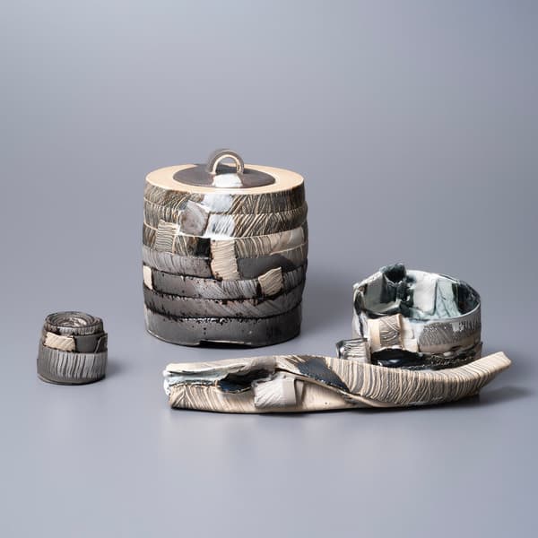 艾格尼絲・胡斯的作品（從左）：「陰陽蓋置」（7×7×h6cm），「陰陽（極性）水指」（16×16×h20cm），「永恆陰陽茶碗Object」（16×31.5×h10.5cm）