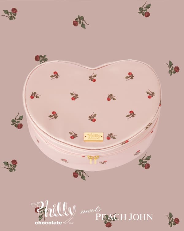 Detalle de la bolsa de lencería de corazón de satén