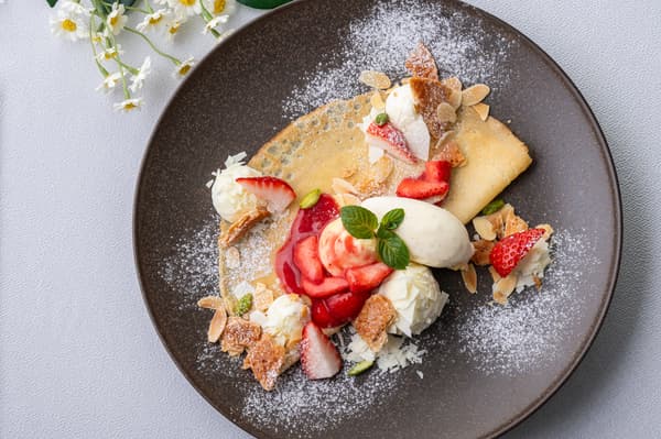 Crepe de mousse de tarta de queso rara y fresa de Fukushima