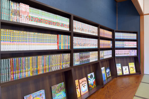 一个可以俯瞰游乐区以便轻松照看的休息室。家庭对话围绕着怀旧零食和饮品展开