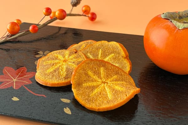 Las patatas fritas de caqui Fuyu de Yamato Karari presentan el color natural vivo del caqui y lindos patrones florales