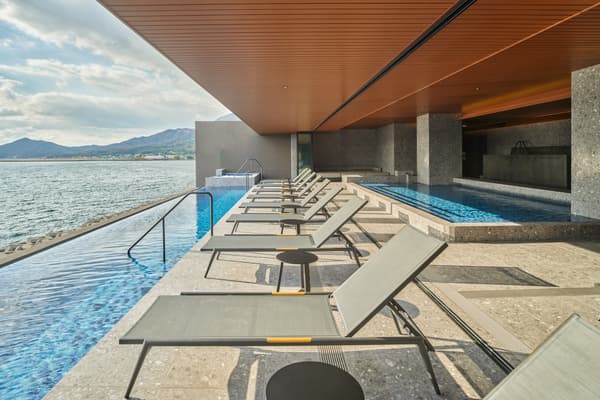 Piscina infinita, espacios de relajación al aire libre, baños interiores y jacuzzi con vista al mar interior de Seto y sus islas
