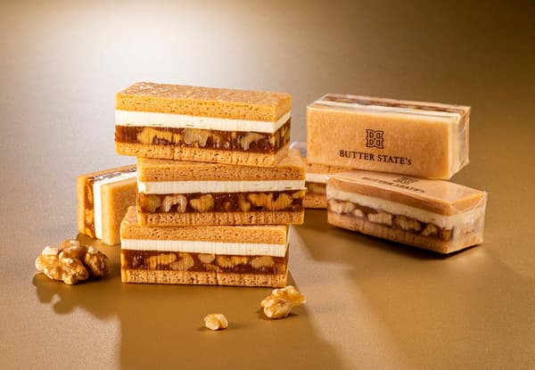 Sándwich de mantequilla con rico relleno de caramelo y nuez