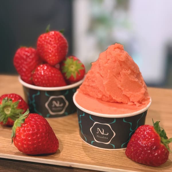 ซอร์เบท์สตรอว์เบอร์รี “Freshly Picked Strawberry” ใช้สตรอว์เบอร์รีสุกเต็มที่จากฟาร์มท้องถิ่นนาคามาจิได