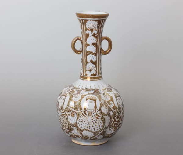 Kakiemon XIV ceramic vase