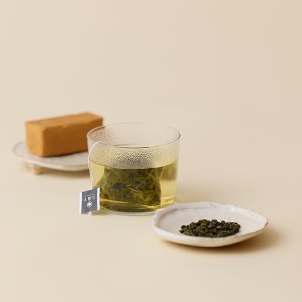 Alishan Jinxuan Tea paired with SunnyHills sweets