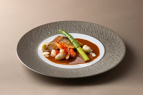 Lobster Rebus dan Ikan Pembawa Musim Semi Teluk Tokyo Mebaru dengan Saus Americaine yang Kaya