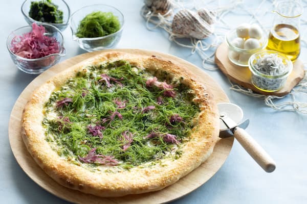 Pizza original con varios tipos de algas