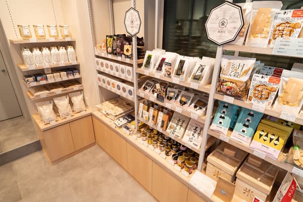 Alongside rice, the shop carries side dishes to accompany rice and rice-derived confections.