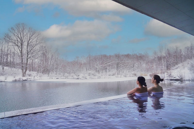 노천탕에서 보이는 눈 덮인 풍경