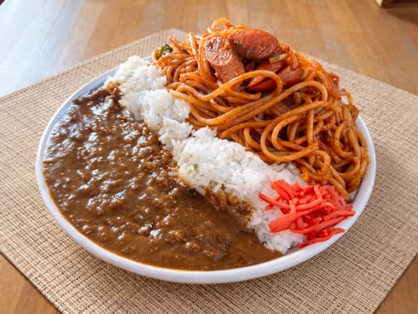 咖哩和拿坡里義大利麵